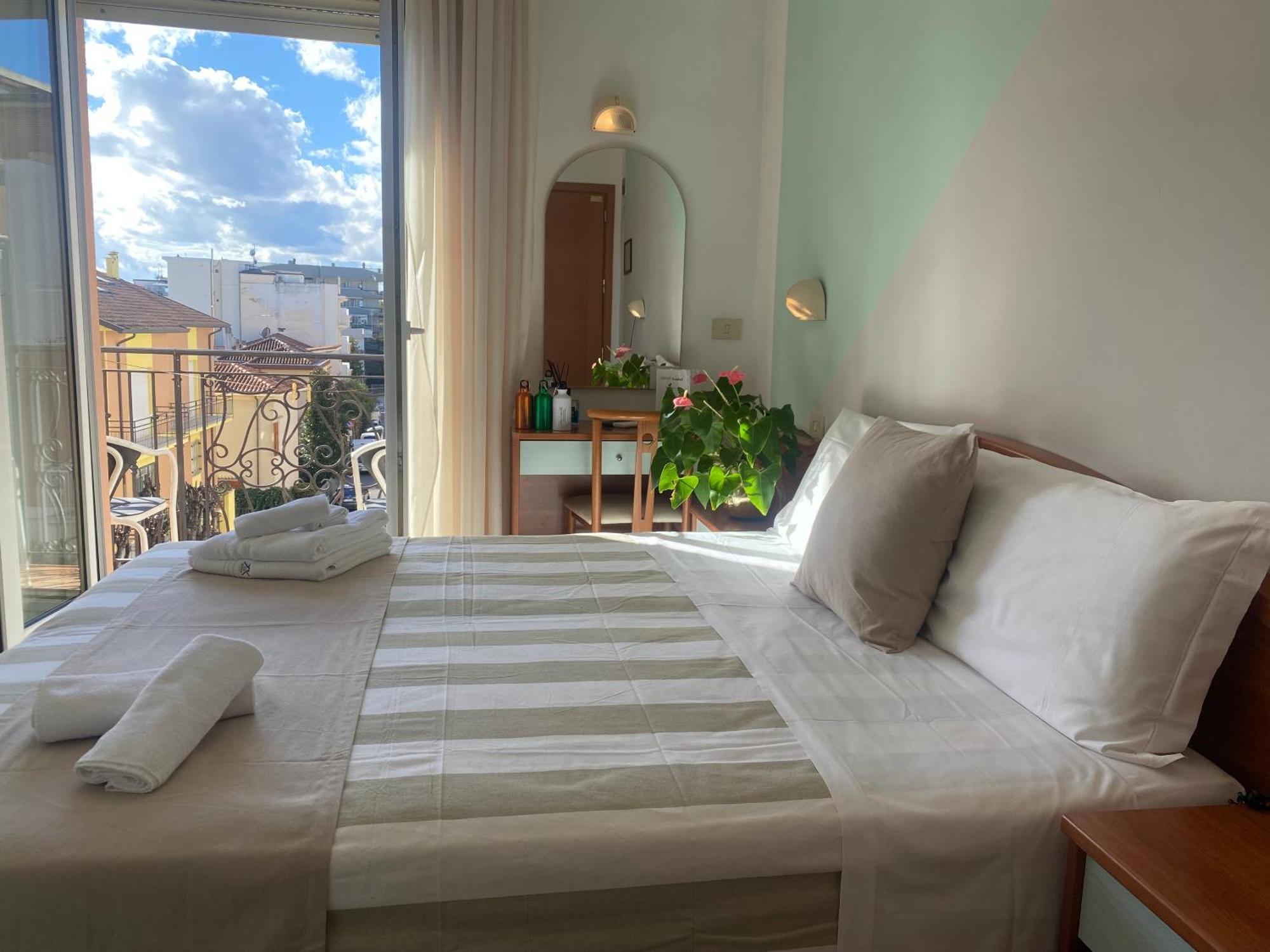 Hotel Villa Caterina Римини Экстерьер фото