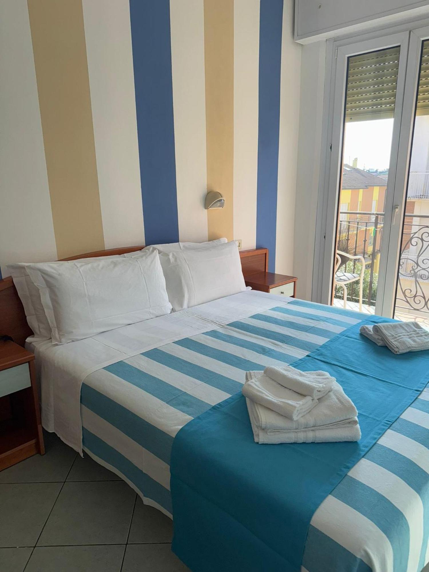 Hotel Villa Caterina Римини Экстерьер фото